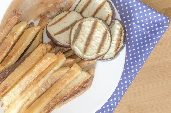 Pommes frites potatis med grillad aubergine på trä bakgrund — Stockfoto