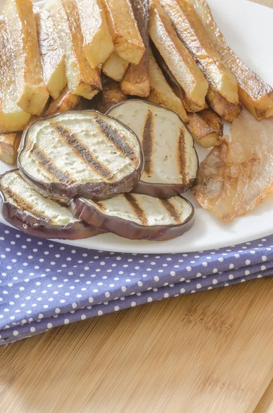 Pommes frites potatis med grillad aubergine på trä bakgrund — Stockfoto