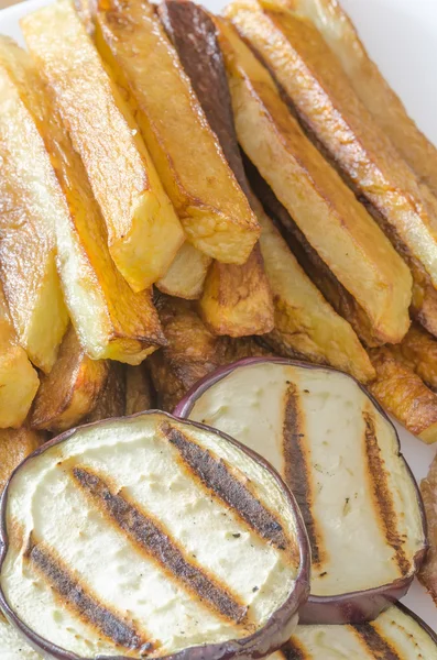 Papas fritas con berenjena a la parrilla sobre fondo de madera —  Fotos de Stock