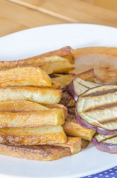 Papas fritas con berenjena a la parrilla sobre fondo de madera —  Fotos de Stock