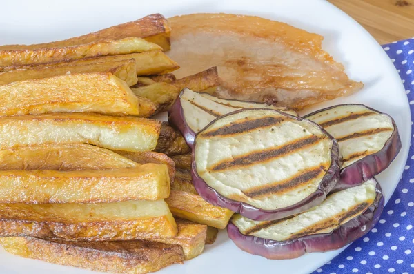 Pommes frites potatis med grillad aubergine på trä bakgrund — Stockfoto