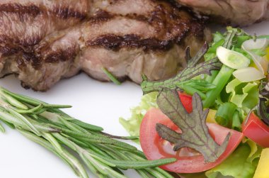 Beyaz plaka salata ızgara et