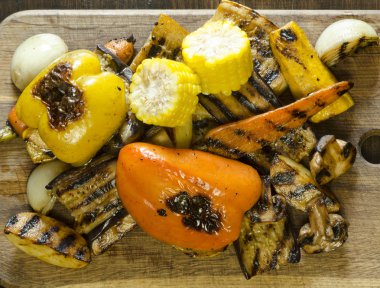 Ahşap masa sağlıklı yiyecek ızgara sebze