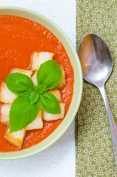 Gazpacho tradicional de sopa de tomate frío español con albahaca y croutons sobre mesa de madera — Foto de Stock