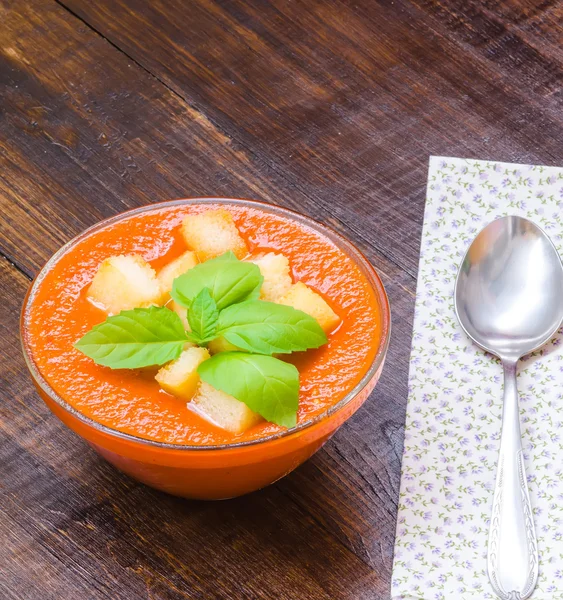 Gazpacho tradicional de sopa de tomate frío español con albahaca y croutons sobre mesa de madera — Foto de Stock