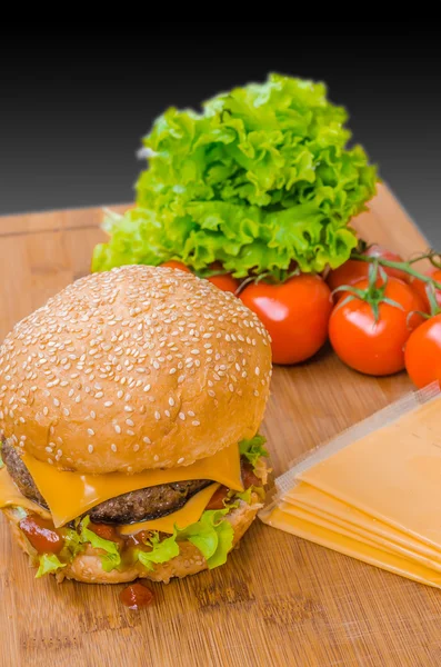 Sabrosa hamburguesa con queso y lechuga; ternera; doble queso y ketchup — Foto de Stock