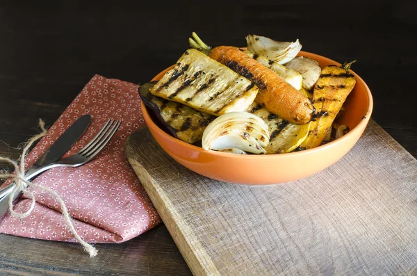 Hälsosam mat grillad grönsaker på träbord — Stockfoto