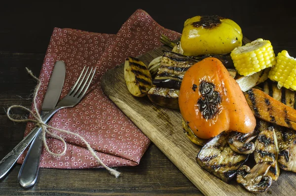 Alimento saludable verduras a la parrilla en mesa de madera —  Fotos de Stock