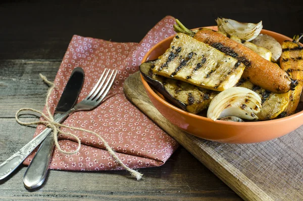 Zdrowe jedzenie grillowanych warzyw na drewnianym stole — Zdjęcie stockowe