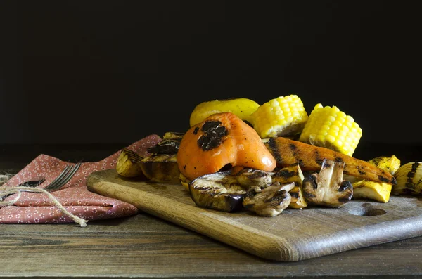 Здорова їжа овочі на грилі на дерев'яному столі — стокове фото