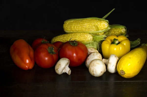 Mogna ekologiska grönsaker på träbord på mörk bakgrund — Stockfoto