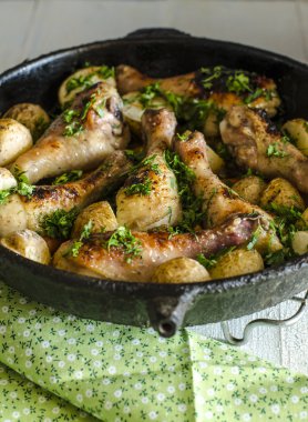 Net-ihale tavuk pişmiş kavrulmuş havuç ve patates ile