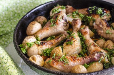 Net-ihale tavuk pişmiş kavrulmuş havuç ve patates ile