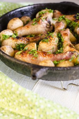 Net-ihale tavuk pişmiş kavrulmuş havuç ve patates ile