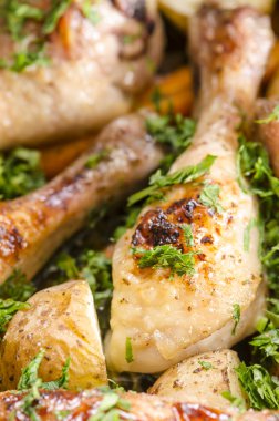 Net-ihale tavuk pişmiş kavrulmuş havuç ve patates ile