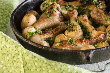 Net-ihale tavuk pişmiş kavrulmuş havuç ve patates ile