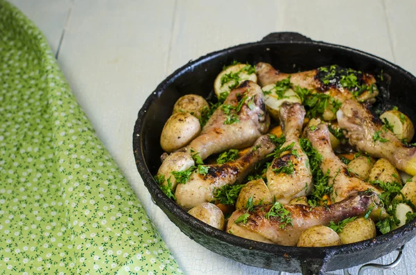 Pollo croccante e tenero al forno con carote arrosto e patate — Foto Stock