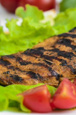 Sebze ve kireç beyaz plaka ile tavuk fileto ızgara