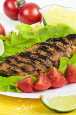 Sebze ve kireç beyaz plaka ile tavuk fileto ızgara