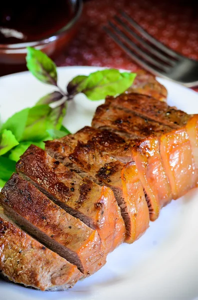 Grilled beef steak with salad and sauce on wooden table — Stockfoto