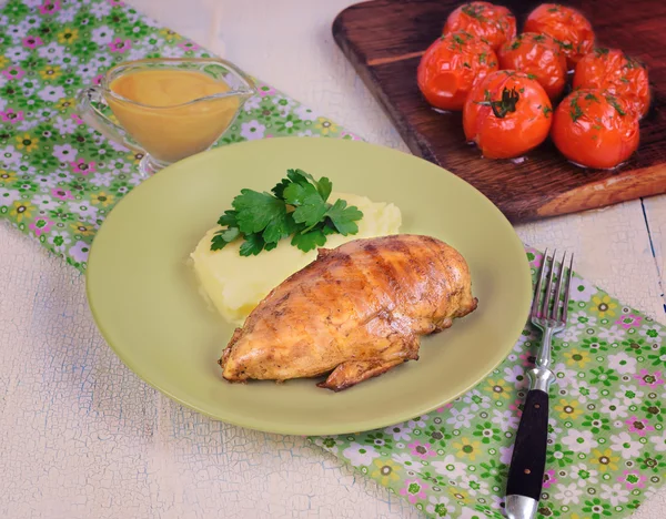 Filetto di pollo alla griglia con purè di patate e pomodori alla griglia. Stile rustico . — Foto Stock