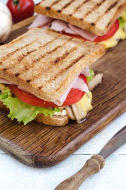 Beyaz tahta masada sağlıklı lezzetli sandviçler. Rustik tarzı.