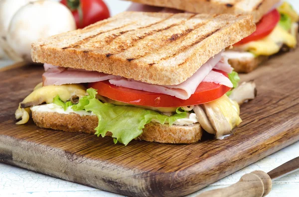 Смачні здорові бутерброди на білому дерев'яному столі. русичний стиль . — стокове фото