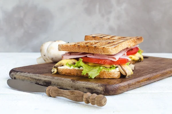 Sandwichs sains savoureux à la table en bois blanc. Style rustique . Photos De Stock Libres De Droits