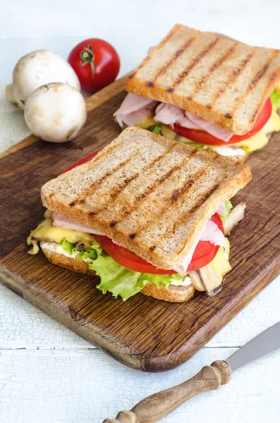 Sandwichs sains savoureux à la table en bois blanc. Style rustique . Images De Stock Libres De Droits