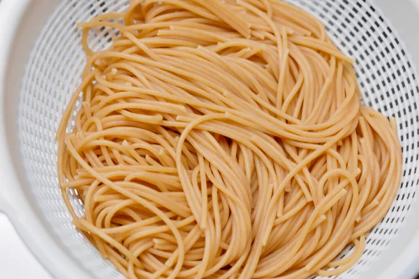 Fullkornsspagetti Tillagad Vitt Durkslag — Stockfoto