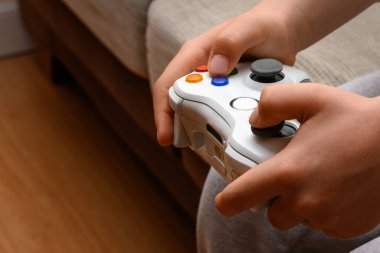 iki çocuğun el ele tutuştuğu video oyun konsolu denetleyici