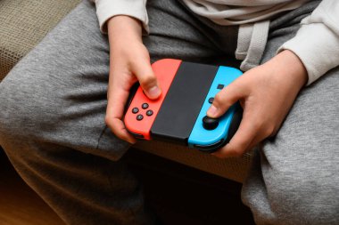 iki çocuğun el ele tutuştuğu video oyun konsolu denetleyici