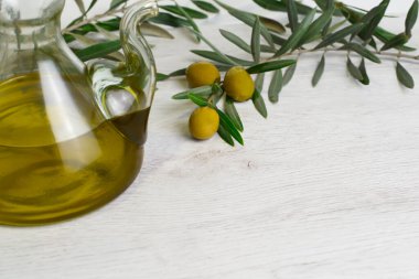 Zeytinyağlı arka plan ve üç zeytinli bir zeytin dalı