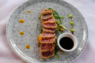 Yeşil yosunlu kırmızı ton balığı, wasabi ve soya soslu.