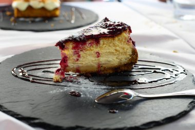 Kırmızı meyveli peynirli kek.