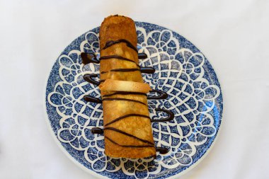 Gofret çubuklu krep tabağı ve çikolatalı çiseleme. Üst görünüm