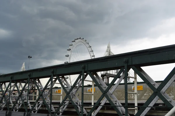 Hungerford Bridge with london eye background — Stock Photo, Image