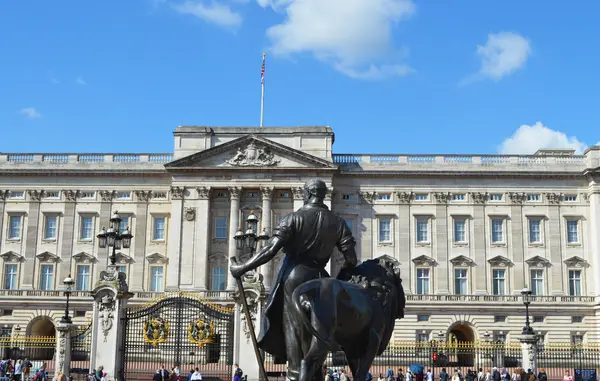 Estatua con fondo del Palacio de Buckingham — Foto de Stock