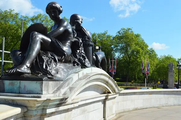 Estatua cerca del palacio de Buckingham — Foto de Stock