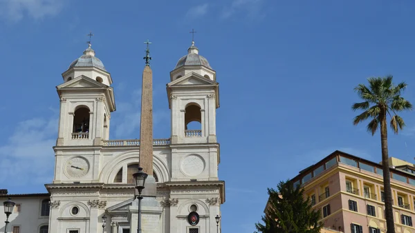 Spagna squere e chiesa trinità dei monti — Foto Stock