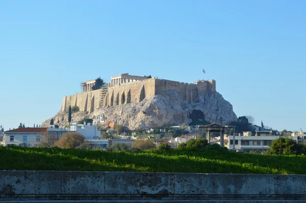 Park og akropolis med athens bakgrunn – stockfoto