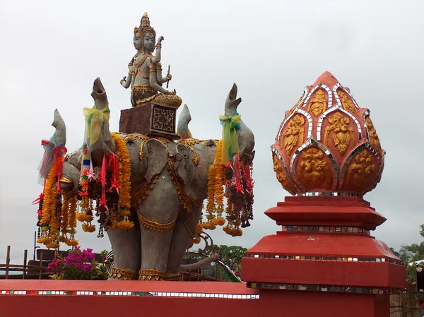 Standbeeld van olifanten in de gouden driehoek van thailand — Stockfoto