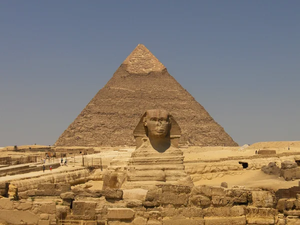 The Sphinx and the pyramids in Giza — Stock Photo, Image