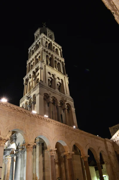 Torre divisa della Cattedrale di San Duje di notte — Foto Stock