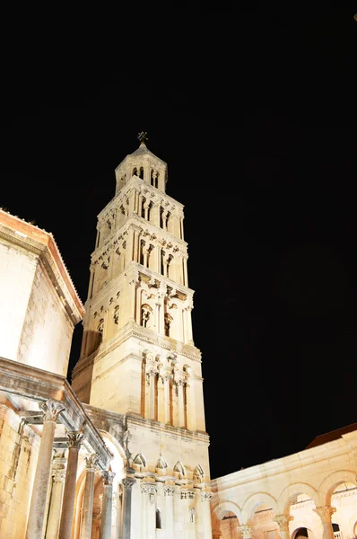 Torre della Cattedrale di San Duje divisa di notte — Foto Stock