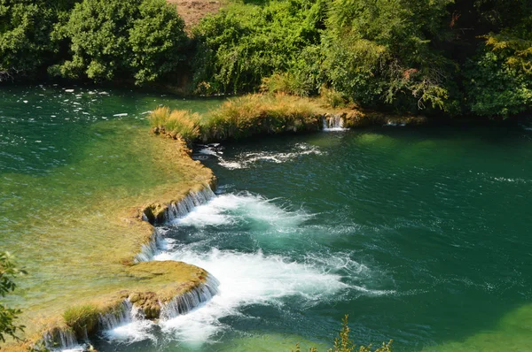 Parco Krka fiume e piccola cascata in croazia — Foto Stock