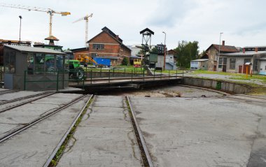 Tren platformu dönen depo
