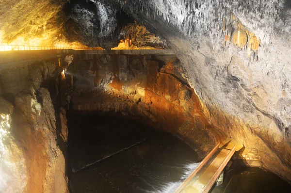 Mağaradaki yeraltı nehri