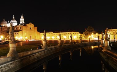Prato della valle Meydanı'nda padua gece
