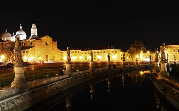 Prato della valle náměstí v Padově v noci Stock Obrázky